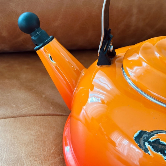 Vintage Le Creuset whistling Kettle - some damage - 1.6 litres - Picture 6 of 11